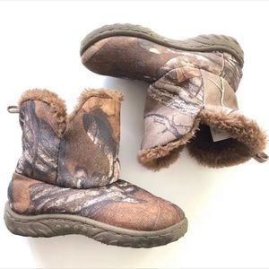 Realtree camouflage kids size small ( 5/6) boots